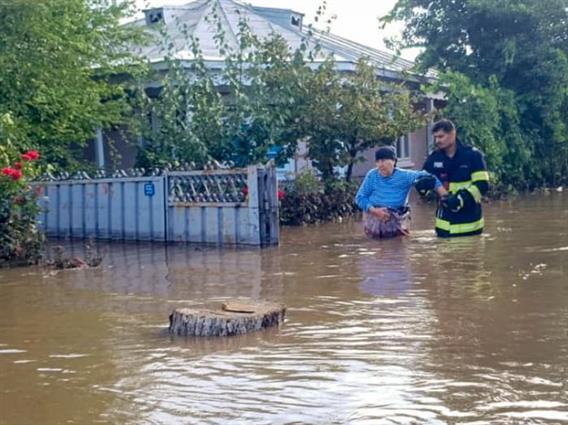 Силно невреме ја погоди Романија, издаден е црвен аларм- блокирани се патишта поради поплавите 