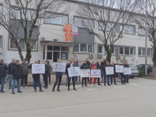 Протест пред УЈП во Тетово, се бара да не се плаќа данок на доход