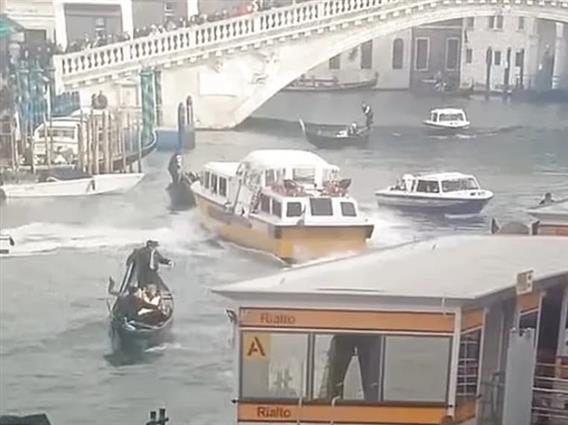 Драма во Венеција: Траект изгуби контрола и прегази неколку гондоли- деветмина туристи завршија во каналот (ВИДЕО)