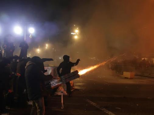 Хаос во Тирана: Протест на опозицијата, гореа зградите на Владата и Парламентот, повредени 16 полицајци! 