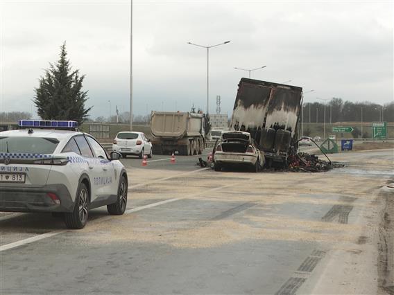 Тешка сообраќајка на влез во Скопје: Изгореа „БМВ“ и камион, возачот на автомобилот тешко повреден 