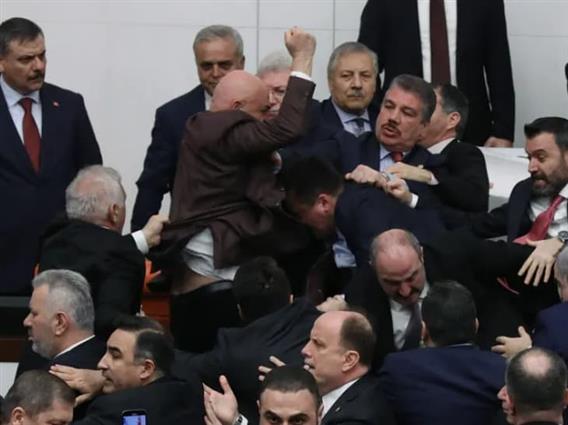 Жестока тепачка во турскиот парламент, падна и крв (ВИДЕО)