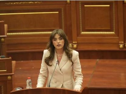 Конституирано е косовското собрание- Албулена Хаџиу конечно стана претседателка 