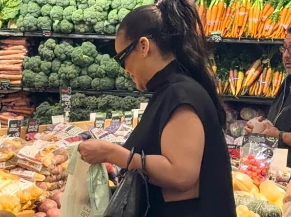 Видео: Милијардерка сама избира и купува компири во маркет