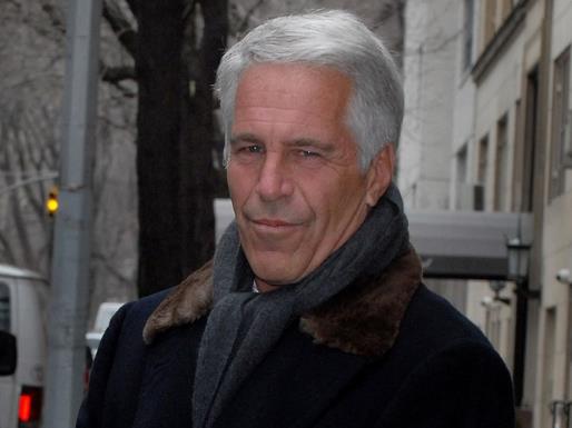 Морничава теорија за тоа зошто Епштајн толку често во мејловите одговарал со „упс“