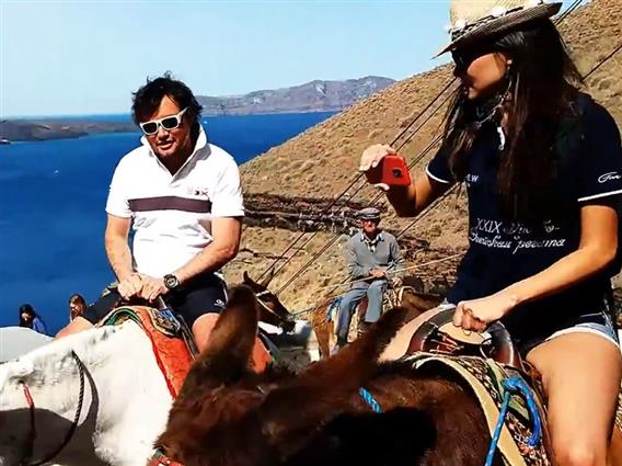 Туристите потешки од 100 килограми веќе нема да смее да јаваат магариња на Санторини