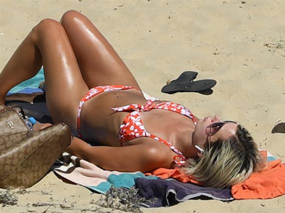 Бикини се забрануваат во автобусите во Сиднеј: Одбојно и вознемирувачки (ВИДЕО)