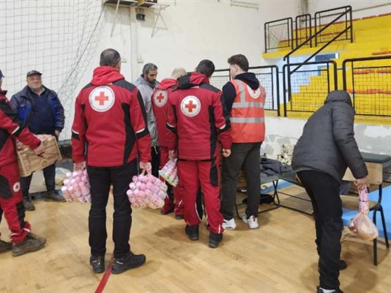 Црвениот крст: Волонтерите се на терен и активно обезбедуваат помош и поддршка за загрозените од поплавите во државата