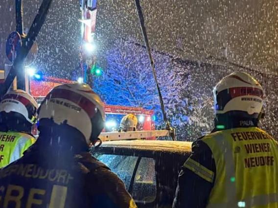 Работник на зимска служба го прегазил младиот колега, починал на самото место- снежен хаос во Австрија 