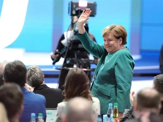 Меркел со сериозен израз на лицето го слушаше говорот на Мерц- со изборот на облеката испрати скриена порака 