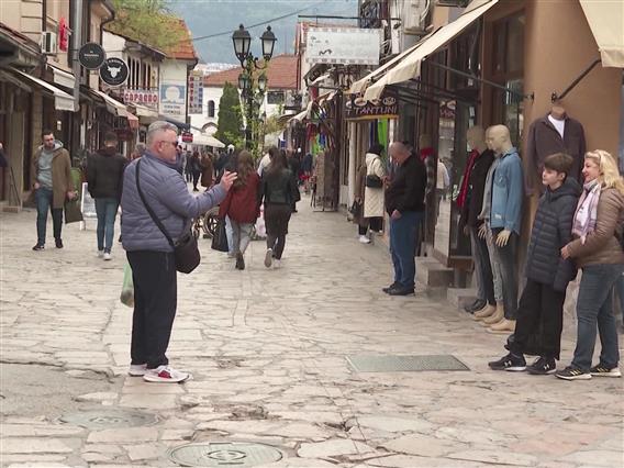 Бројот на туристи се зголемува – водичите се срамат од нехигиената околу знаменитостите