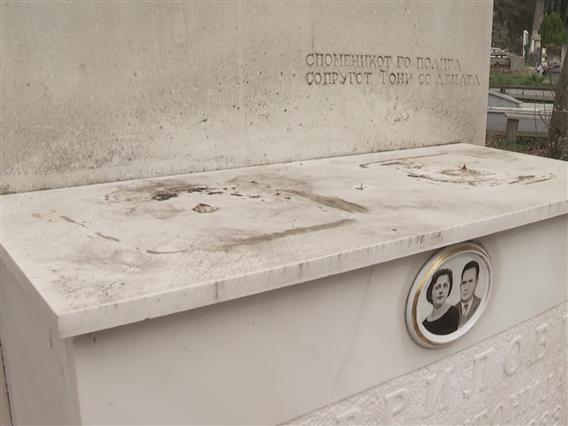 Крадци сквернават гробови: Најчеста мета им се бронзените статуи