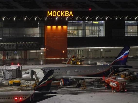 Аеродромите во Москва привремено затворени за сообраќај поради напад со дронови