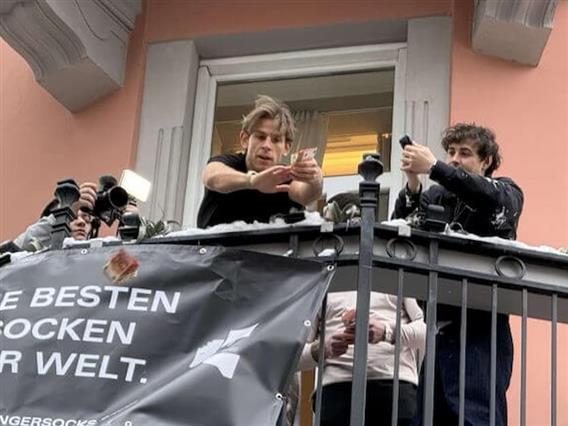 Видео: Инфлуенсер фрли 10.000 евра од балкон на улица во Виена