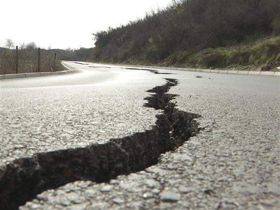 Патот кон Теферич затворен за сообраќај – голема пукнатина  се појави на патот