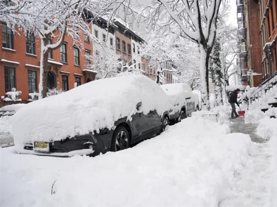 Делови од САД се зафатени од најсилно снежно невреме во последната деценија- откажани се илјадници летови (ВИДЕО)