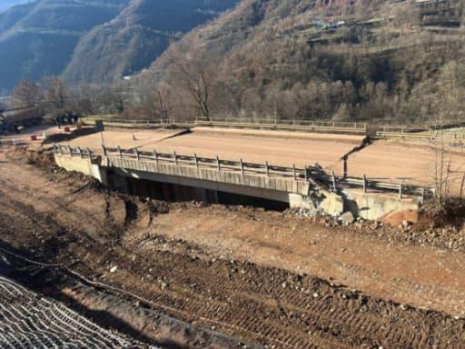 Триесетина камиони се заглавени на македонската граница поради свлечиште на патот Либражд - Прењас (ВИДЕО)
