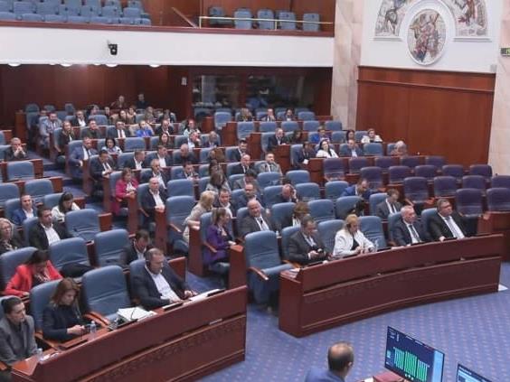 Собранието ги донесе законите со кои се намалуваат платите на пратениците и избраните и именувани лица