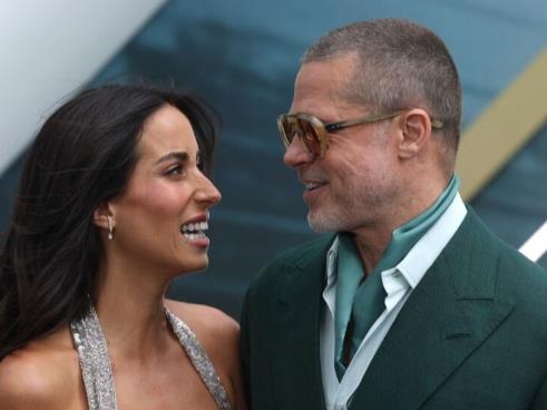 Фото: Бред Пит отпатува на грчки остров со својата девојка