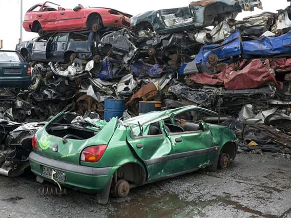 Трагедија на отпад во Минхен: Работник со преса смачкал автомобил во кој имало човек 