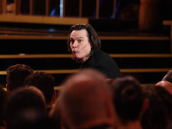 Фото: Џим Кери по долго време во јавност- „Претерал со операциите“