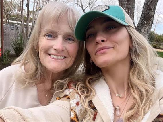 Фото: Ќерката на Мајкл Џексон објави ретки фотографии со нејзината мајка, не биле во контакт со години