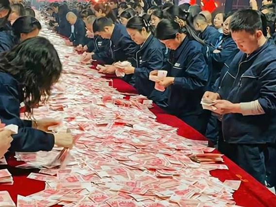 Најдобриот директор направи спектакл за работниците: Донесе 22 милиони евра на маса и им рече да си однесат дома колку што можат