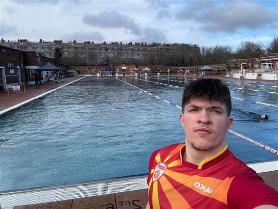 Историски момент: Џефри Гил прв Македонец на Светско првенство во ледено пливање