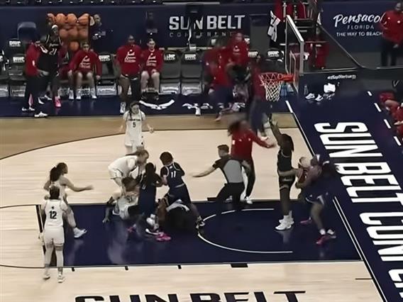 Тепачка на кошаркарки на натпревар во САД- судијката остана да лежи на паркетот (ВИДЕО)