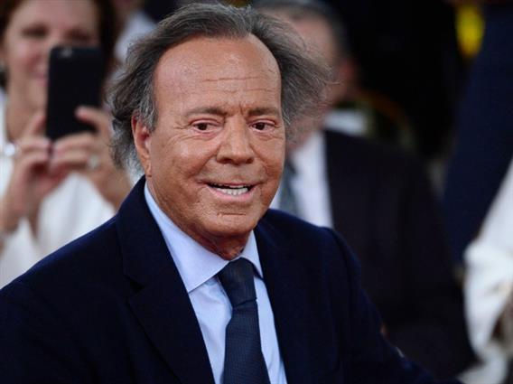 Отфрлена тужбата против Хулио Иглесијас, пејачот ги тужи новинарите