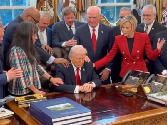 Видео: Молитва за Трамп и армијата во Овалната соба