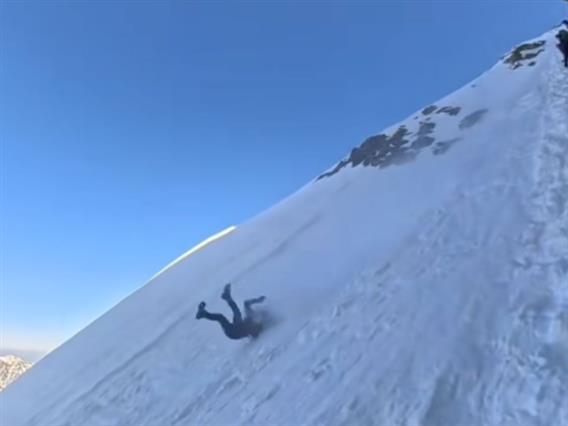 Видео: Планинар се„стркала“ низ планина и преживеа