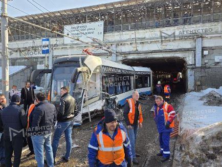 Фото: 22 повредени при судир на два трамваја во Москва