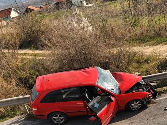 Неофицијално, едно лице загинало во страшна сообраќајка на патот Кочани-Виница