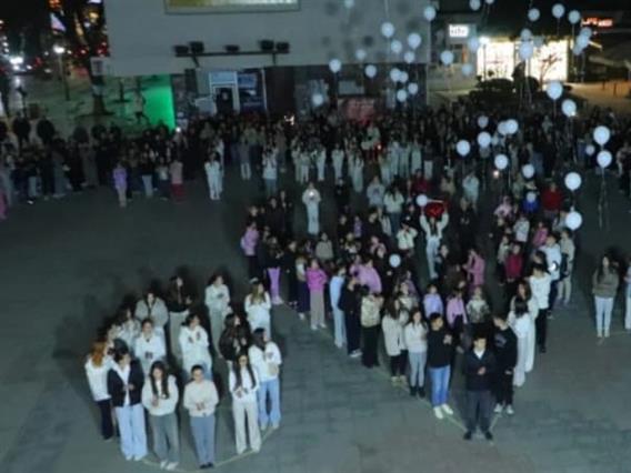 Кумановци вечерва на градскиот плоштад им оддадоа почит на загинатите од пожарот во дискотеката „Пулс“ во Кочани