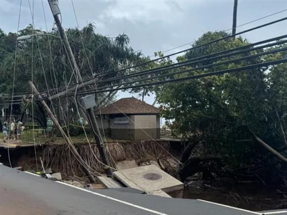 Силно невреме ги погоди Хаваи: Луксузна куќа се урива како кула од карти (ВИДЕО)