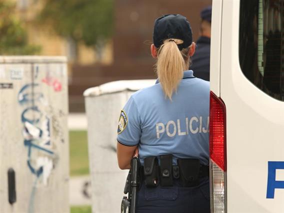 Мароканецот, кој брутално претепа полицајка во Загреб нема да оди во затвор- синдикатот на полицијата протестира 