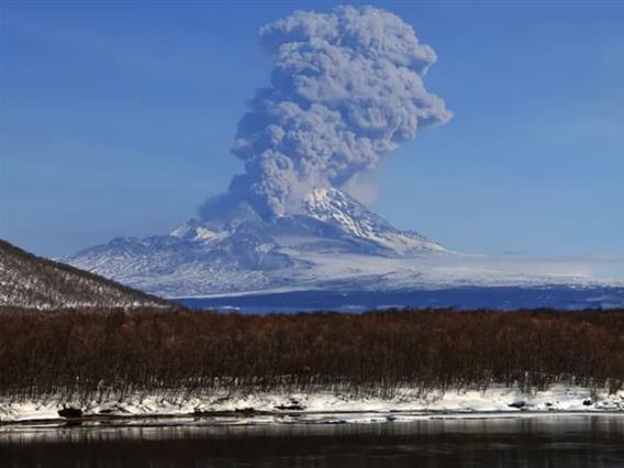 Еруптира вулкана на Камчатка, експлозијата го подигна пепелот на дури 11,5 километри во височина