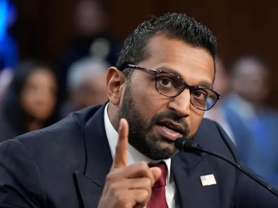 Директорот на ФБИ потврди дека купуваат податоци што може да се користат за следење на луѓе