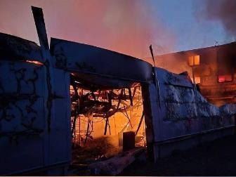 Војната дојде во Европа: Запалена фабрика што произведува оружје за израелската армија (ВИДЕО) 