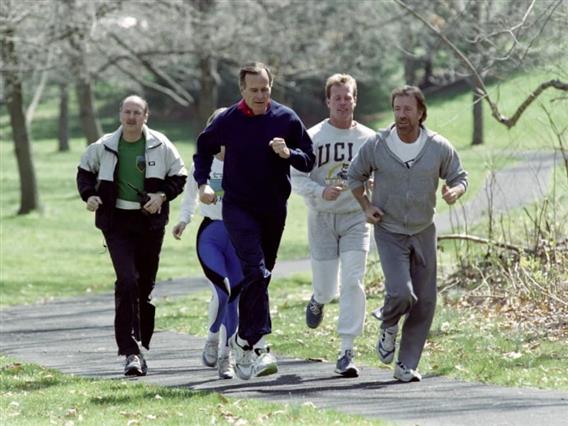 Чак Норис делел кревет со Путин: Имал посебна врска со Џорџ Буш 