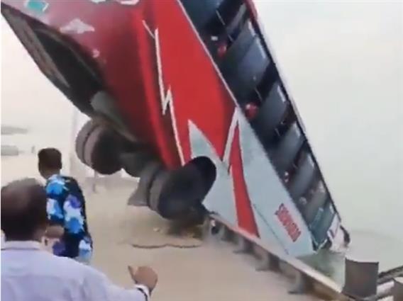 Видео: Најмалку 24 лица загинаа откако автобус се урна во река додека се обидуваше да се качи на ферибот во Бангладеш