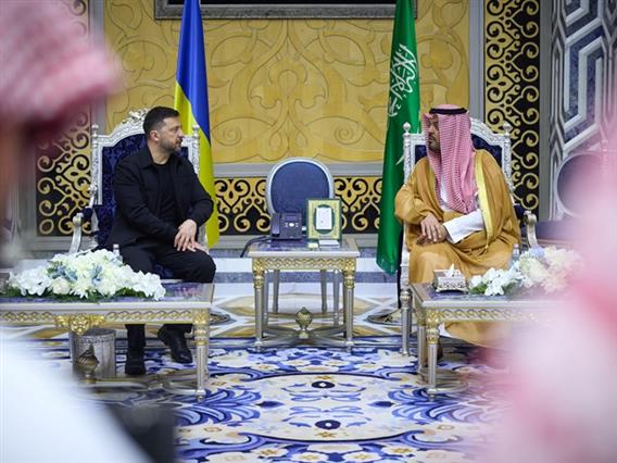 Зеленски пристигна во Саудиска Арабија- нуди помош во одбрана од дронови, бара поддршка против Русија 