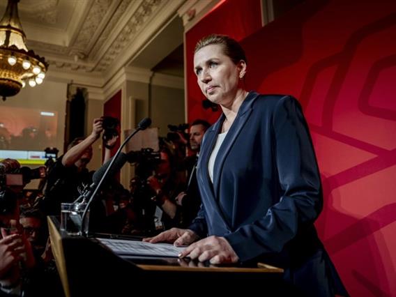 По големиот пораз на изборите, данската премиерка се надева на трет мандат 