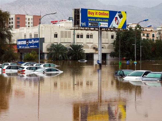 Најмалку десетмина загинати во поплавите во Оман- пронајдено и тело на учителка, загината во падната зграда 