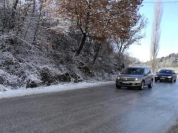 Врнежи од снег на Попова Шапка и во Крушево, сообраќајот се одвива непречено