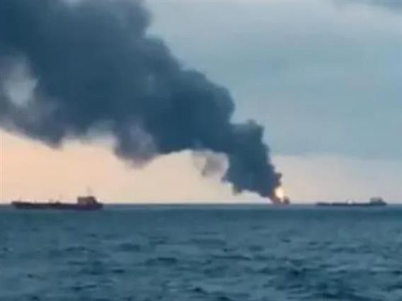 Ракета предизвика пожар откако погоди танкер во близина на Ормуската Теснина, екипажот безбеден