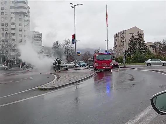 Изгоре автомобил на кружниот ток кај Влае (ВИДЕО)