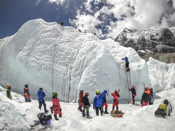Водичи на Монт Еверест намерно ги труеле алпинистите, за да заработат од нивно спасување- измама тешка 20 милиони долари 