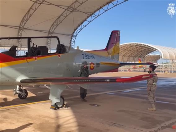 Видео: Шпанската престолонаследничка пилотираше со борбен авион